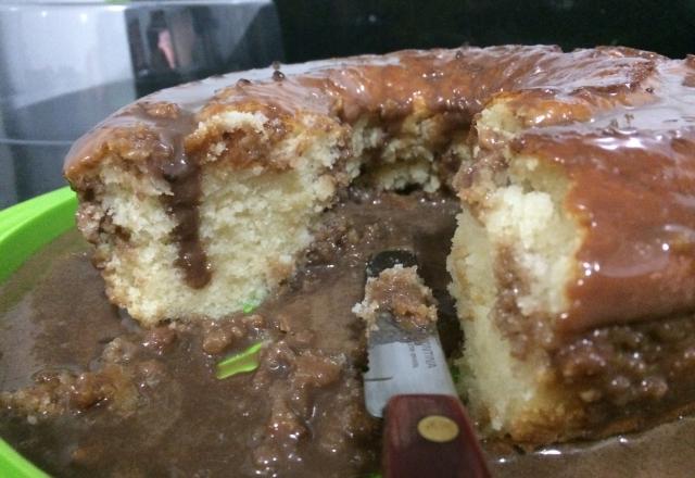 Bolo de limão com calda de chocolate