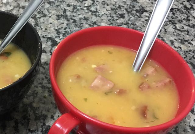 Sopa de mandioca com linguiça
