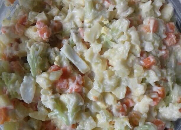 Salada de couve - flor com ovos