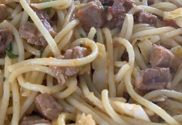 Macarrão com carne picadinha da Camille
