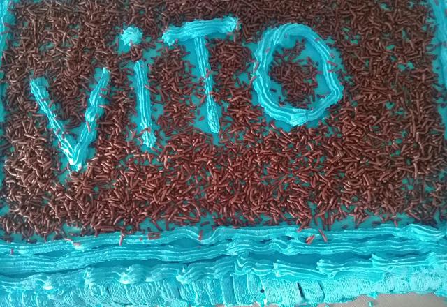 Bolo de chocolate com recheio de brigadeiro e coberto com chantilly