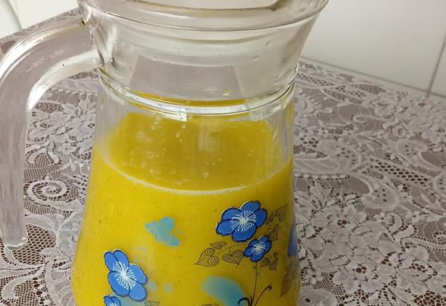 Suco refrescante de manga com kiwi
