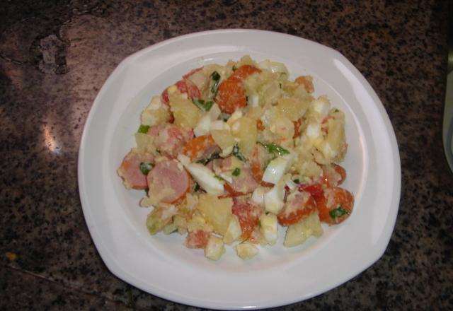 Salada de batatas com salsichas