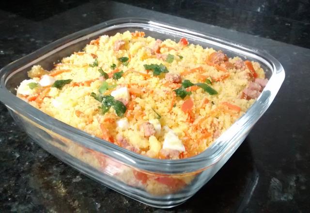 Farofa de cuscuz com calabresa