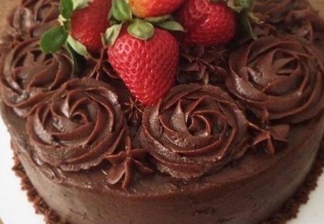 Bolo de aniversário superfácil com morangos