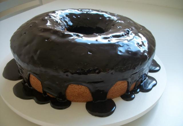 Bolo de cenoura com calda de chocolate