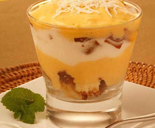 Sobremesa com bolo cocada de maracujá e sorvete de coco com abacaxi