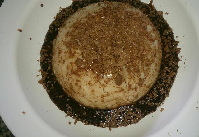 Manjar todo saboroso com calda de chocolate