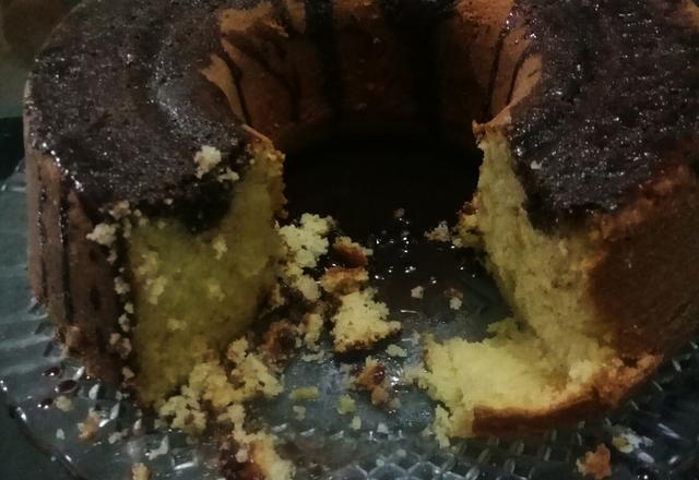 Bolo de bergamota com calda de chocolate