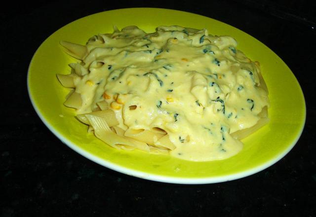 Penne ao molho de milho, parmesão e manjericão