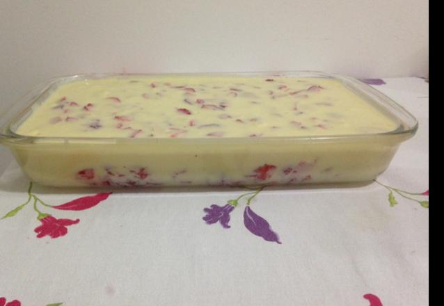 Torta de leite ninho e morango