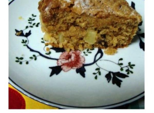 Bolo de maçã com passas, canela e castanha de caju