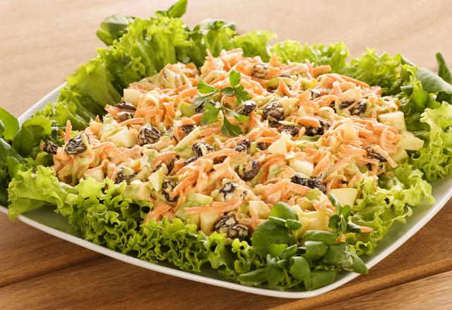 Salada de vegetais com uvas-passas