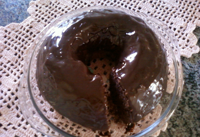 Bolo de chocolate com cobertura de brigadeiro
