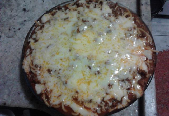 Espaguete à bolonhesa gratinado com queijo