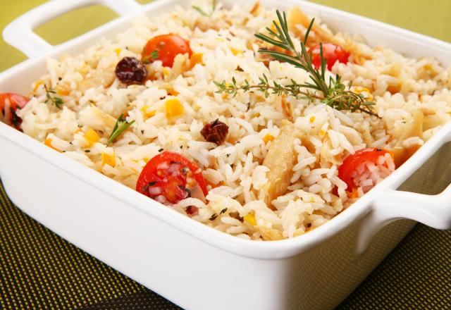 Arroz com bacalhau, tomate e ervas