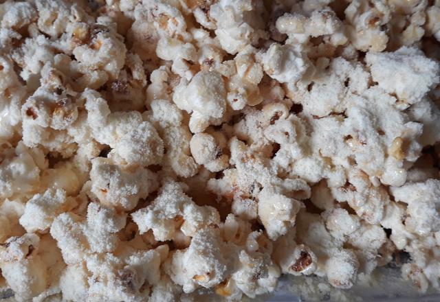 Pipoca gourmet de leite em pó com flocos crocantes