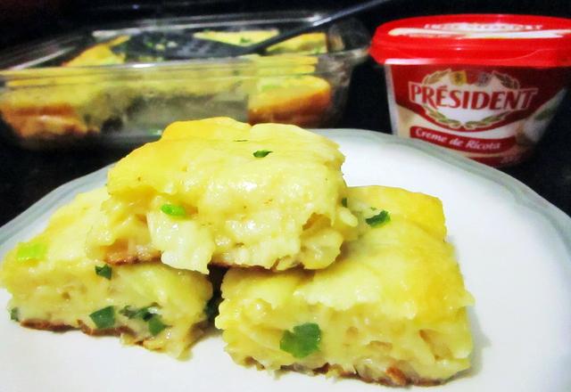 Torta cremosa de cebola e queijo sem glúten