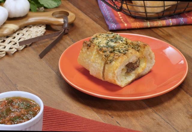 Kafta empanada no pão com queijo