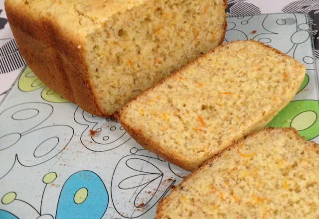 Pão sem glúten com cenoura e cebola na máquina de pão