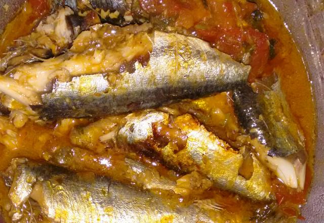Sardinha fresca na panela de pressão