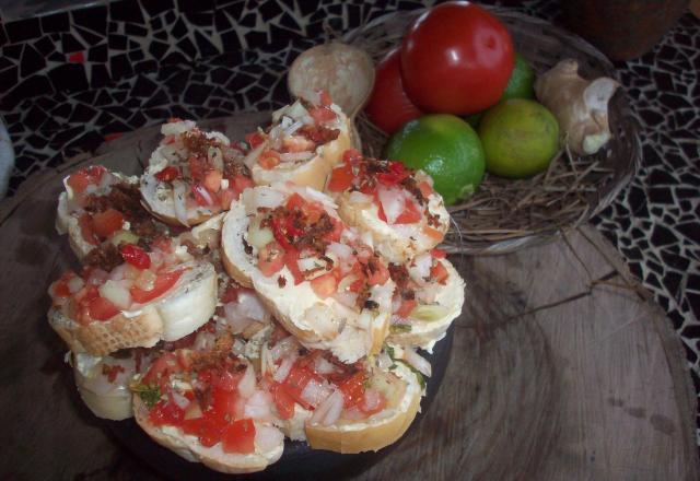 Torrada com vinagrete e queijo