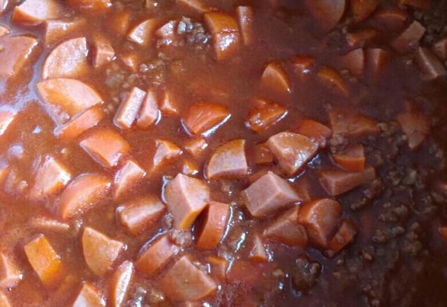 Molho de cachorro quente com carne moída, salsicha e bacon