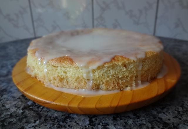 Bolo de limão com cobertura crocante