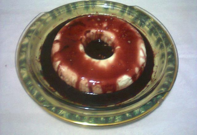 Manjar branco com calda de vinho