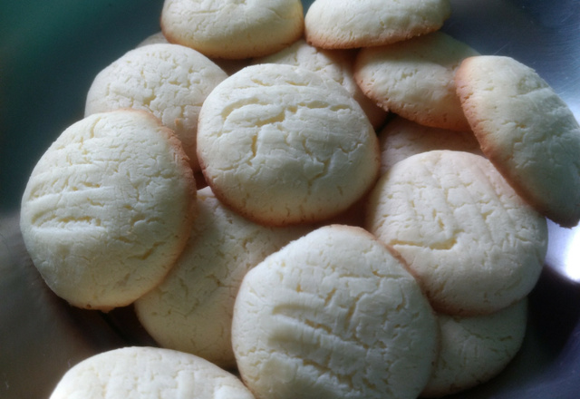 Biscoito de amido de milho e leite condensado fácil
