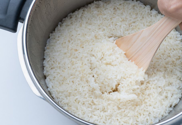 Arroz na panela de pressão em 5 minutos