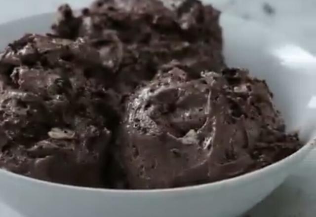 Sorvete de biscoito de chocolate recheado com baunilha