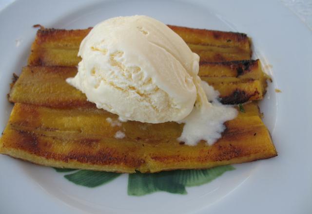 Banana da terra frita com açúcar, canela e sorvete de creme (Hotel Vila Naiá)