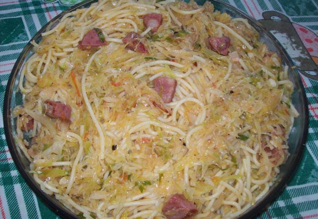 Macarrão com calabresa, bacon e repolho