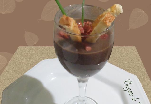 Caldo cremoso de feijão preto
