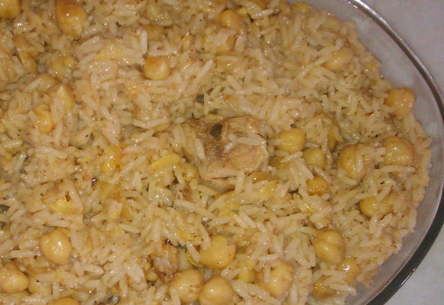 Arroz com grão-de-bico e frango