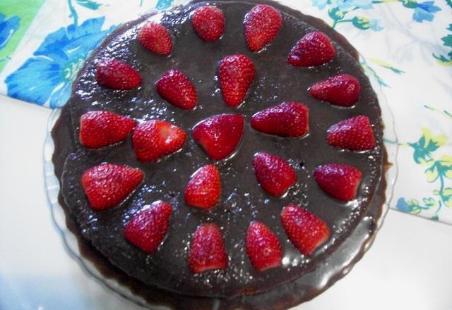 Bolo de chocolate com recheio de morangos e leite condensado