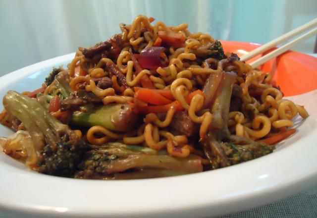 Yakisoba de carne com marcarrão lámen