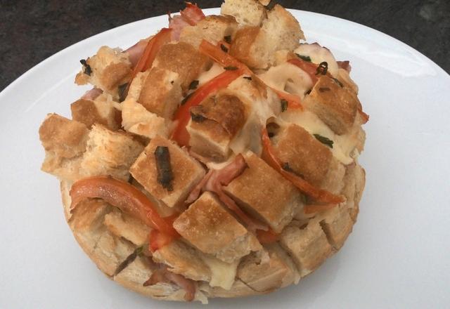 Pão italiano recheado sabor pizza