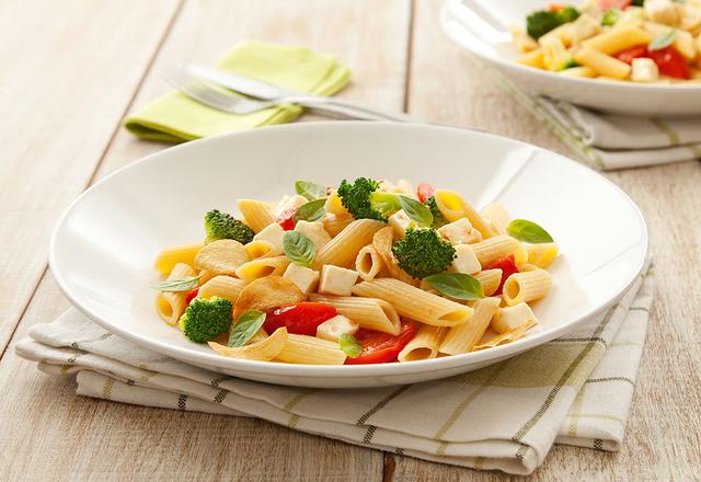 Penne Singulérico com Brócolis, Tomatinhos, Queijo Minas e Manjericão