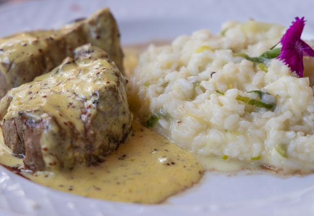 Filé mignon ao molho de mostarda com risoto de alho-poró