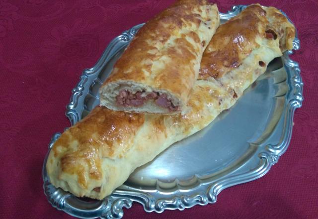 Pão caseiro recheado com linguiça