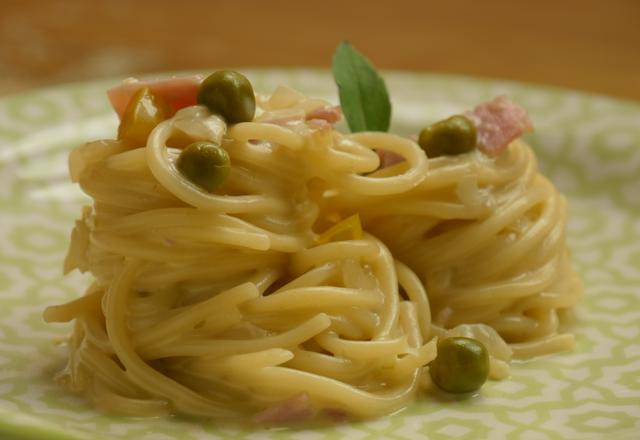 Macarrão com molho de requeijão e maionese