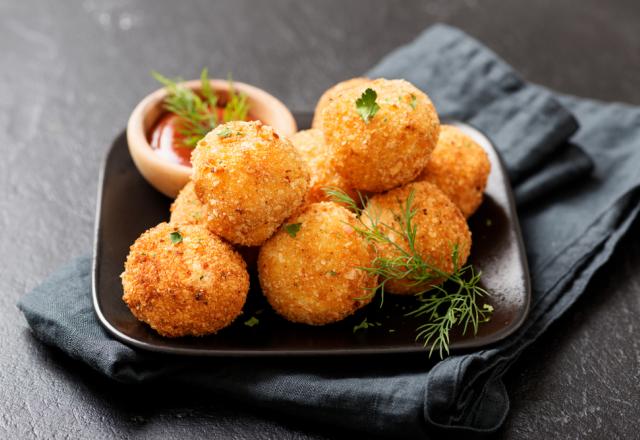 Bolinho de mandioca recheado com frango no tucupi