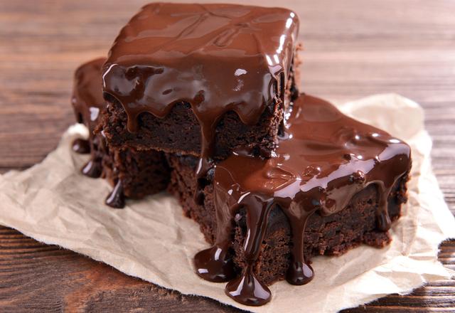 Bolo fofinho de chocolate com cobertura cremosa.