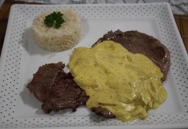 Bife ao molho de mostarda