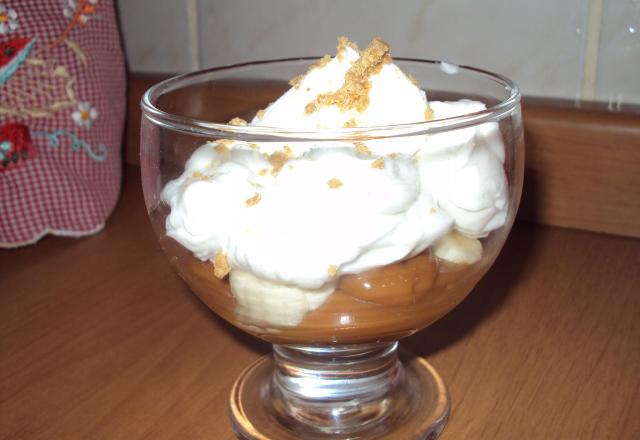 Taça de banana com chantilly