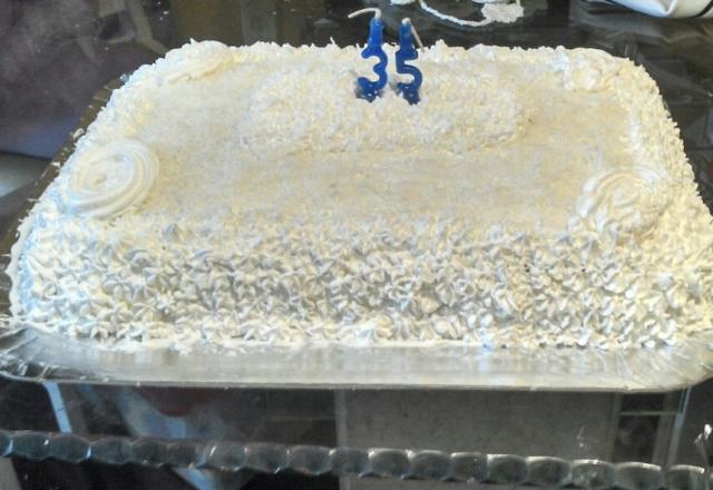 Bolo de aniversario com recheio de doce de abacaxi e cocada
