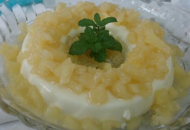 Flan de coco com abacaxi