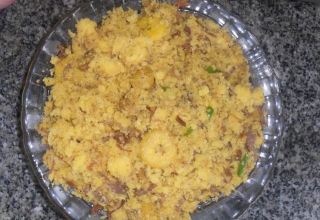Cuscuz com lombo e banana da terra